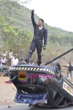 Akshay Kumar performs a mindboggling stunt for Khatron Ke Khiladi 4 in Filmcity, Mumbai on 2nd June 2011 (37).JPG